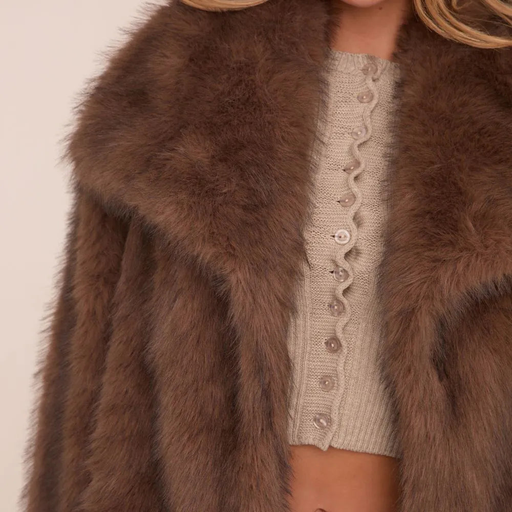 Raverya- Luxueuze Bruine Faux Fur Jas voor een Gedurfde Winterlook
