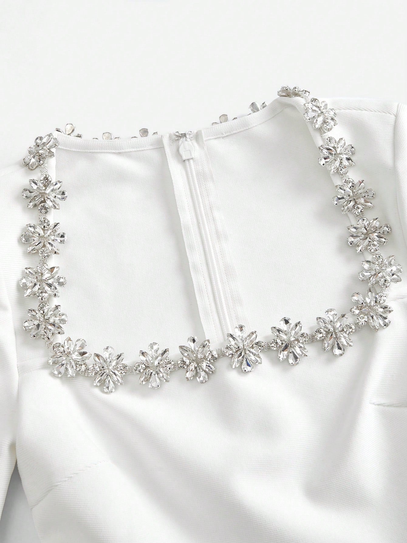 Raverya - Witte formele jurk met diamanten hals