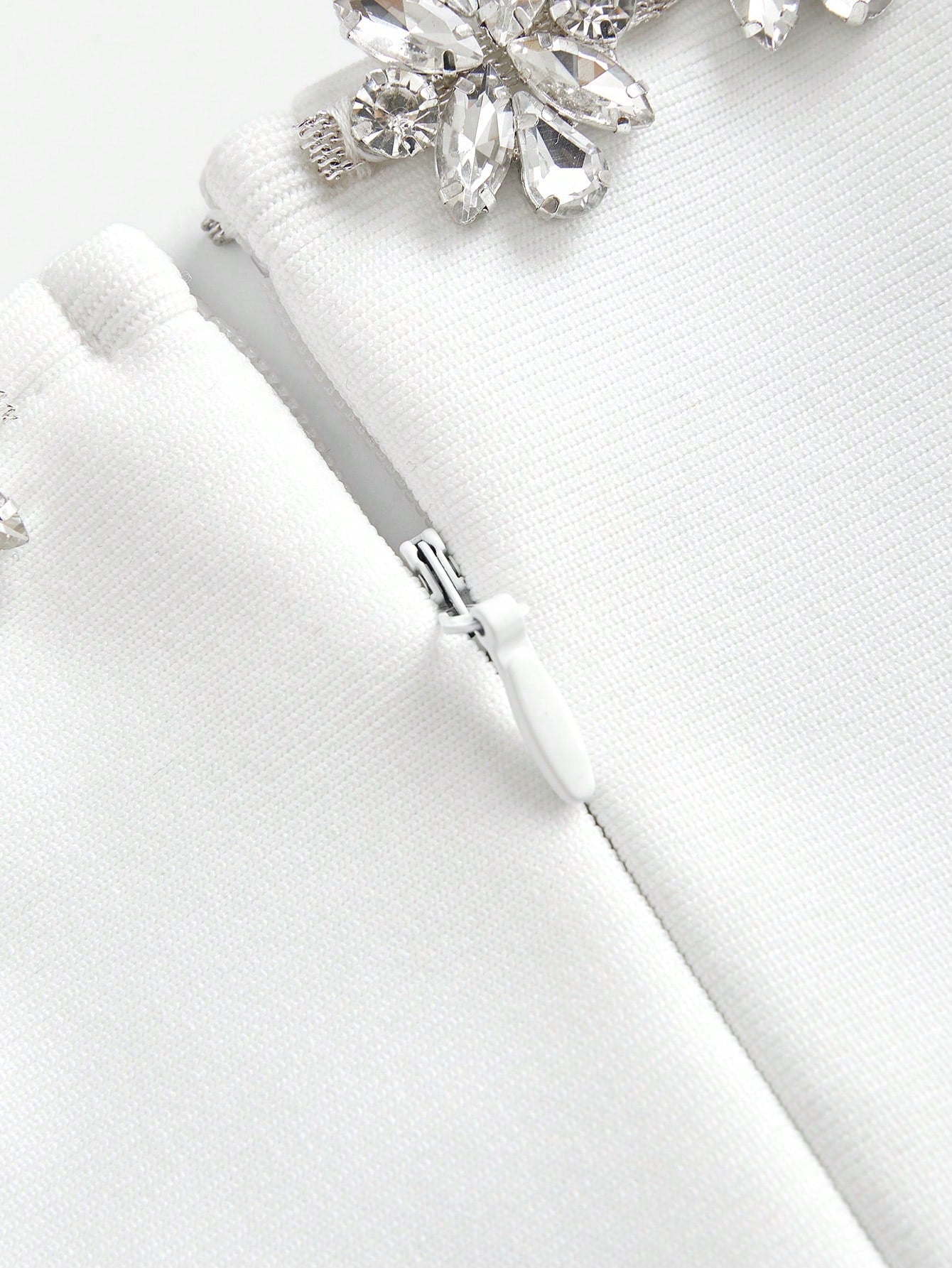 Raverya - Witte formele jurk met diamanten hals
