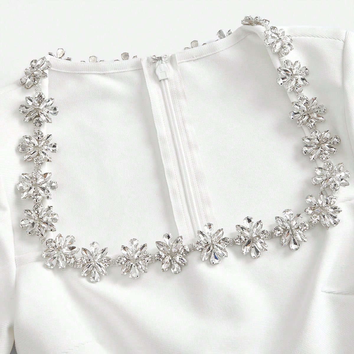 Raverya - Witte formele jurk met diamanten hals