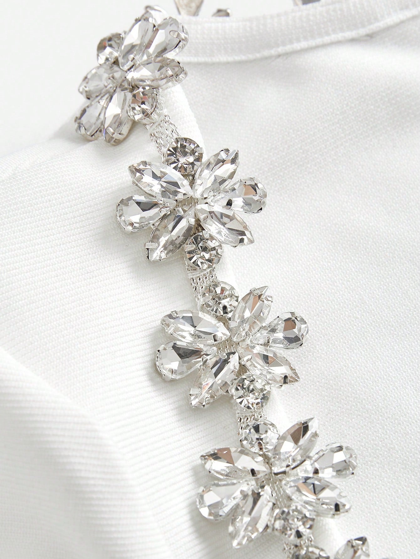 Raverya - Witte formele jurk met diamanten hals